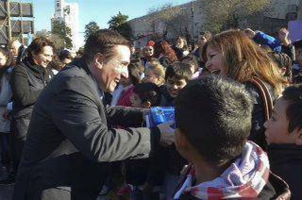 D�az P�rez y Alberto Sileoni encabezaron el acto por el D�a de la Bandera