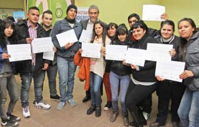60 j�venes de Avellaneda recibieron sus certificados de capacitaci�n en salud