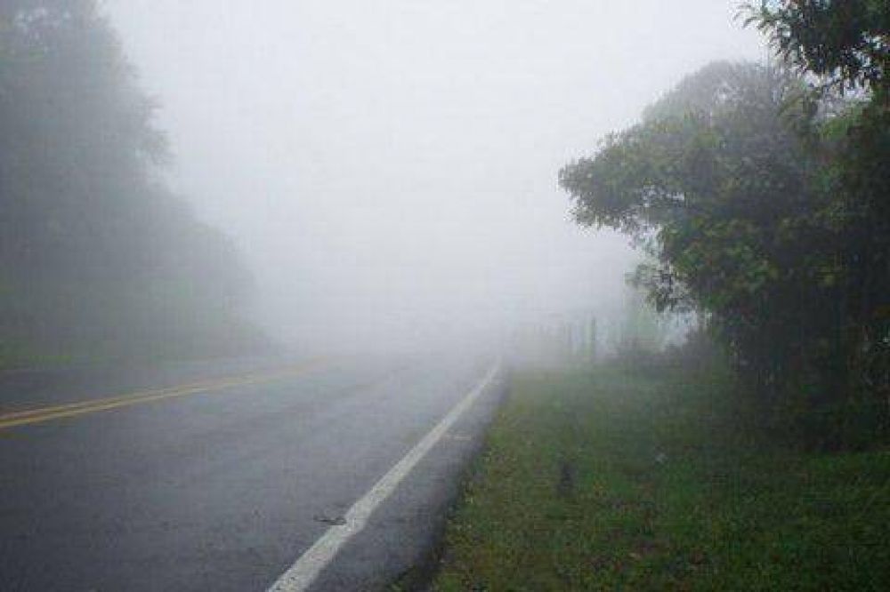 Por la intensa neblina una camioneta embisti� de frente a un cami�n en Lozano