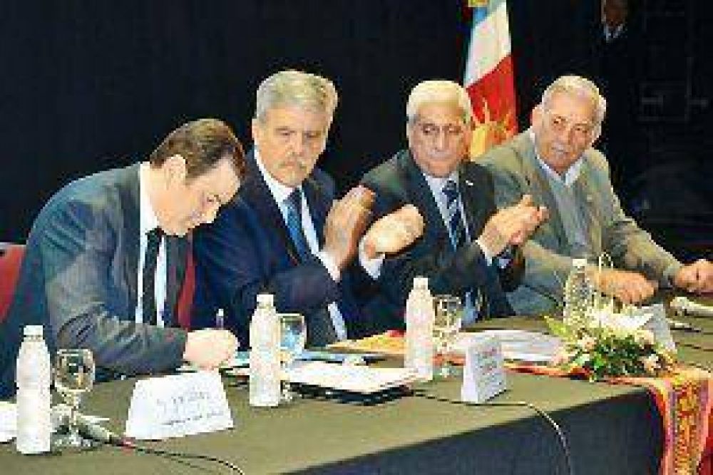 La Naci�n firm� obras clave por $ 437 millones para la provincia