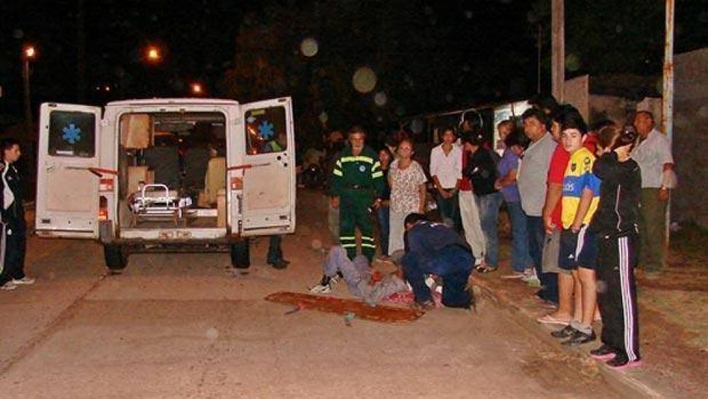 Cruzaban la calle y fueron embestidos por una moto