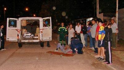 Cruzaban la calle y fueron embestidos por una moto