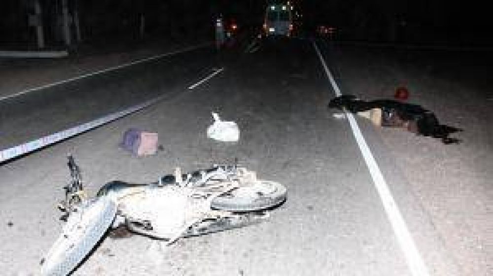 Se le sali� la cadena de la moto, cay� y muri� arrollado