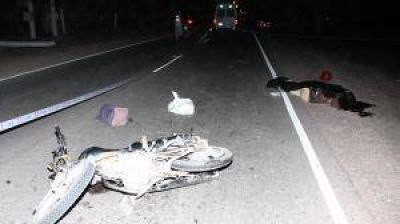 Se le sali� la cadena de la moto, cay� y muri� arrollado