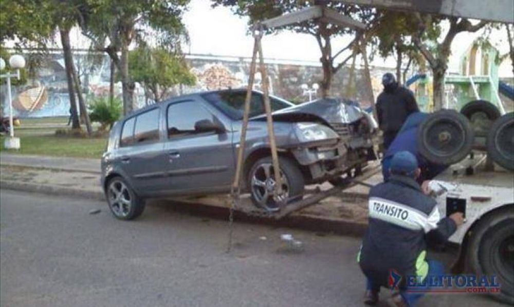 Menor de 16 a�os choc� su auto contra un �rbol a la salida de un boliche