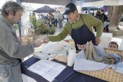 Mercados Populares: por 100 pesos los vecinos llevan carne, frutas y verduras