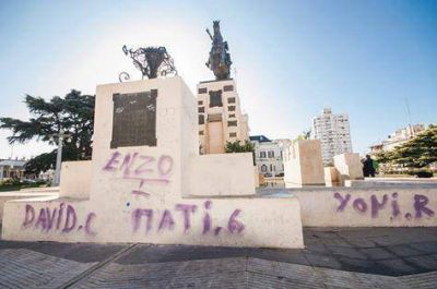 Repudio a las pintadas en la Plaza San Mart�n