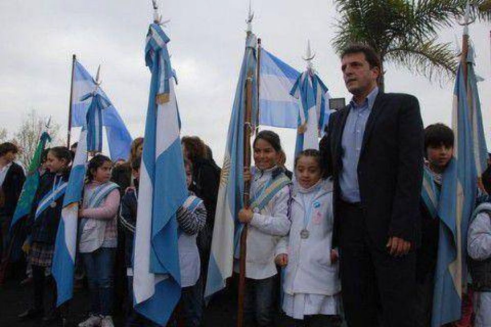 Ins�lito: Massa ech� a funcionario provincial para protagonizar una toma de juramento a la bandera 
