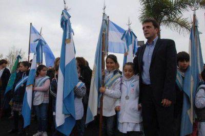 Ins�lito: Massa ech� a funcionario provincial para protagonizar una toma de juramento a la bandera 