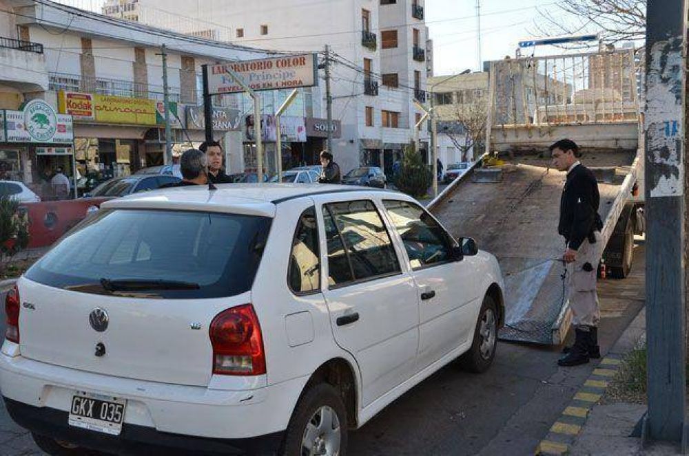 Amenaz� con una 45 a un playero que le impidi� estacionar