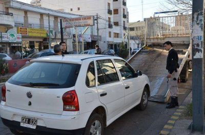 Amenaz� con una 45 a un playero que le impidi� estacionar