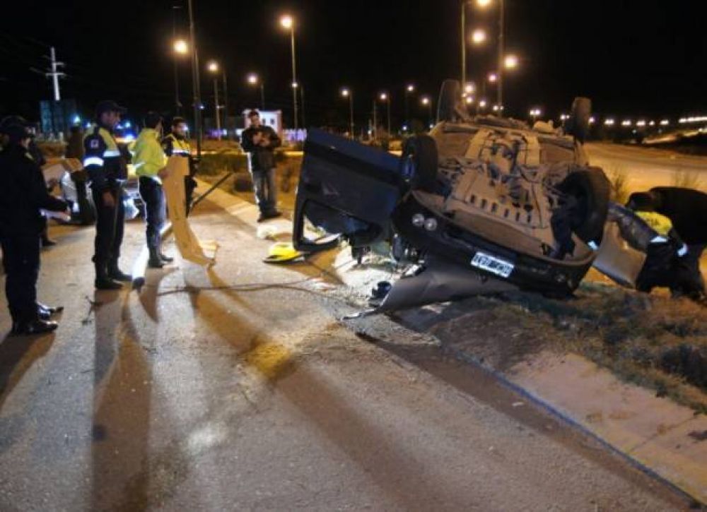 Un muerto al chocar un utilitario contra una columna de alumbrado