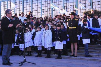 El gobernador presente en la promesa de lealtad a la Bandera