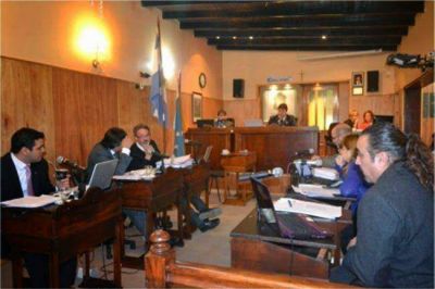Asesores denuncian que se queda con el sueldo