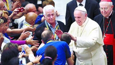 El Papa, cansado, cambia una caminata por un viaje en auto