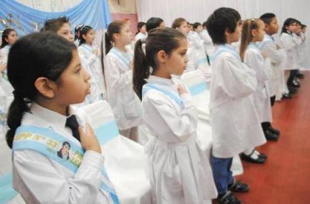 En Santa Cruz 7500 alumnos prometieron lealtad a la bandera 