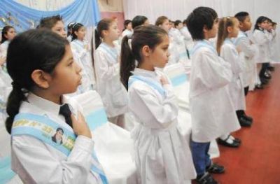 En Santa Cruz 7500 alumnos prometieron lealtad a la bandera 