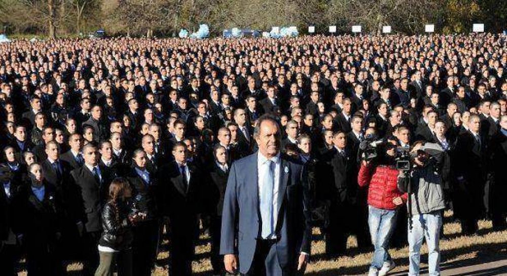 Daniel Scioli tom� juramento a la bandera a 10 mil aspirantes a polic�a