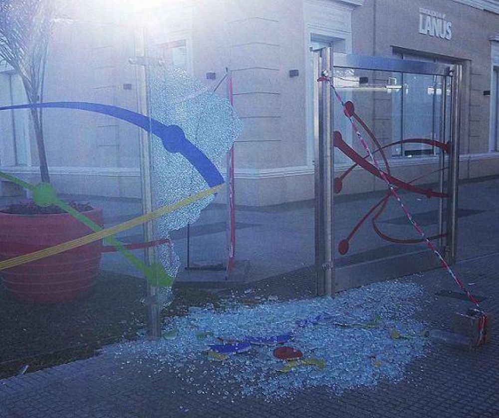 V�ndalos destuyeron vidrios de la entrada del complejo Cultural Leonardo Favio
