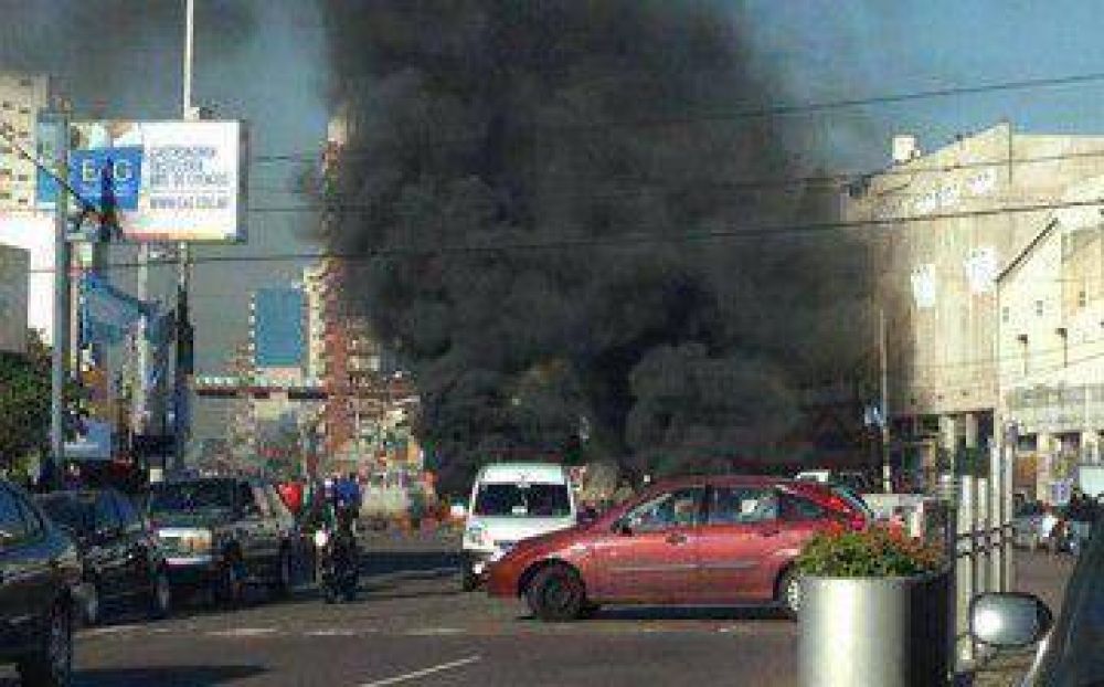 Vecinos del barrio 10 de Enero marcharon al Municipio por problemas de luz