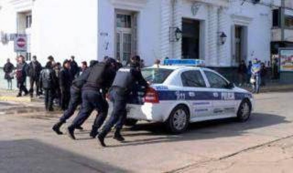 Ins�lito: Sumariaron a polic�a de La Plata por publicar fotos de patrulleros en p�simo estado