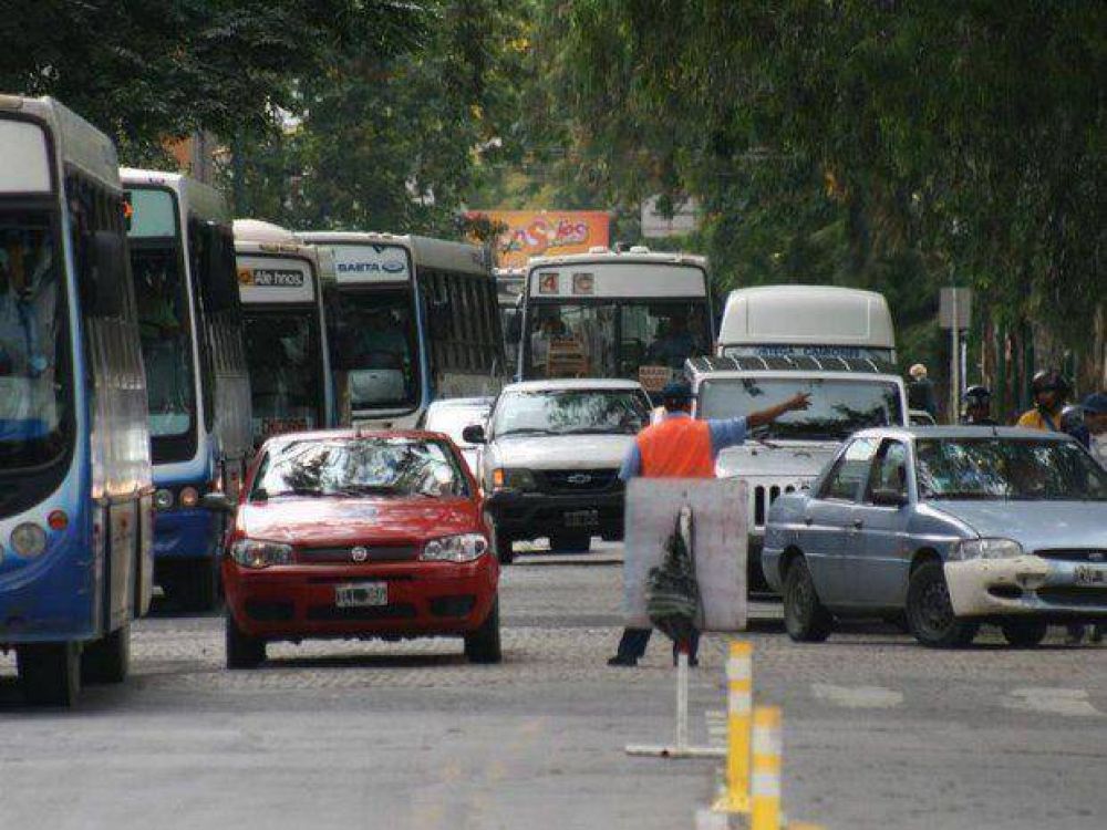 Multas de m�s de mil pesos por usar los carriles para colectivos y taxis