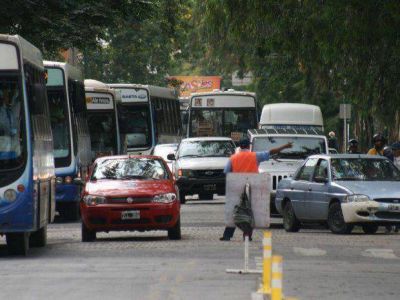 Multas de m�s de mil pesos por usar los carriles para colectivos y taxis