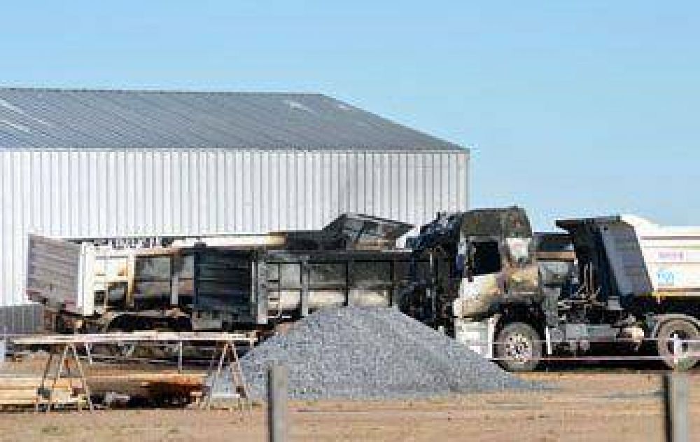 Incendiaron seis camiones en un obrador vial: el hecho habr�a sido intencional