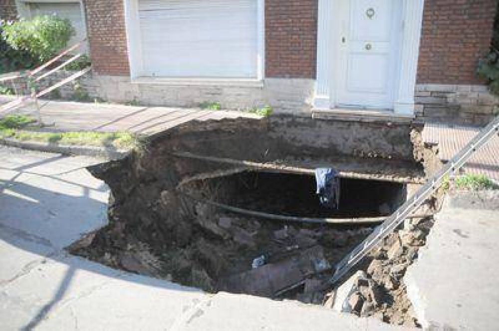 Se hundi� la vereda y el pavimento en la puerta de una vivienda en Jujuy y Gasc�n