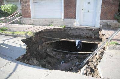 Se hundi� la vereda y el pavimento en la puerta de una vivienda en Jujuy y Gasc�n