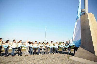 Numerosas delegaciones escolares en el acto por el D�a de la Bandera