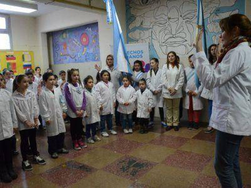 NI�OS OYENTES Y SORDOS REALIZARON UNA JURA CONJUNTA A LA BANDERA NACIONAL