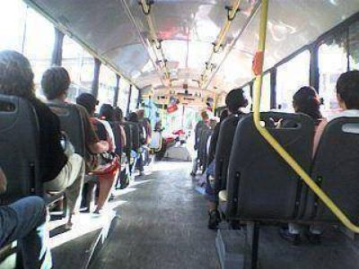 CONTIN�AN LAS �RAZZIAS� EN LOS COLECTIVOS