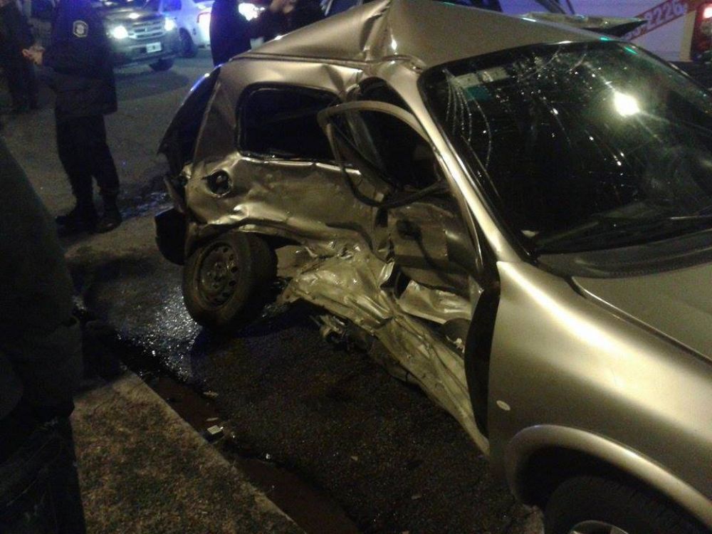 Chocaron de manera violenta dos veh�culos frente a la Base Naval; dos heridos