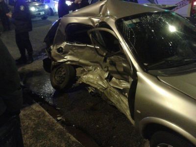 Chocaron de manera violenta dos veh�culos frente a la Base Naval; dos heridos