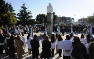 Soldados voluntarios y alumnos juraron lealtad a la Bandera y conmemoraron la figura de Belgrano