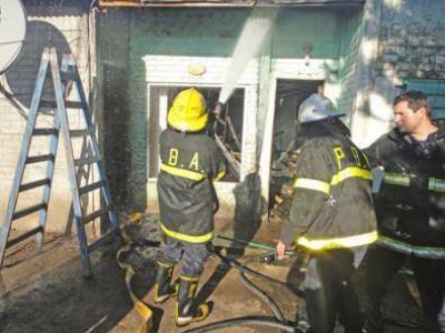 Las llamas provocaron p�rdidas totales en un negocio y una vivienda