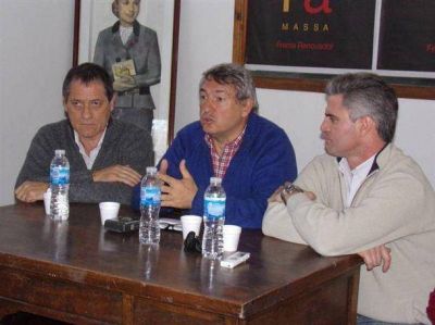 Reuni�n en el local del FR, que encabeza Mateo Rossi