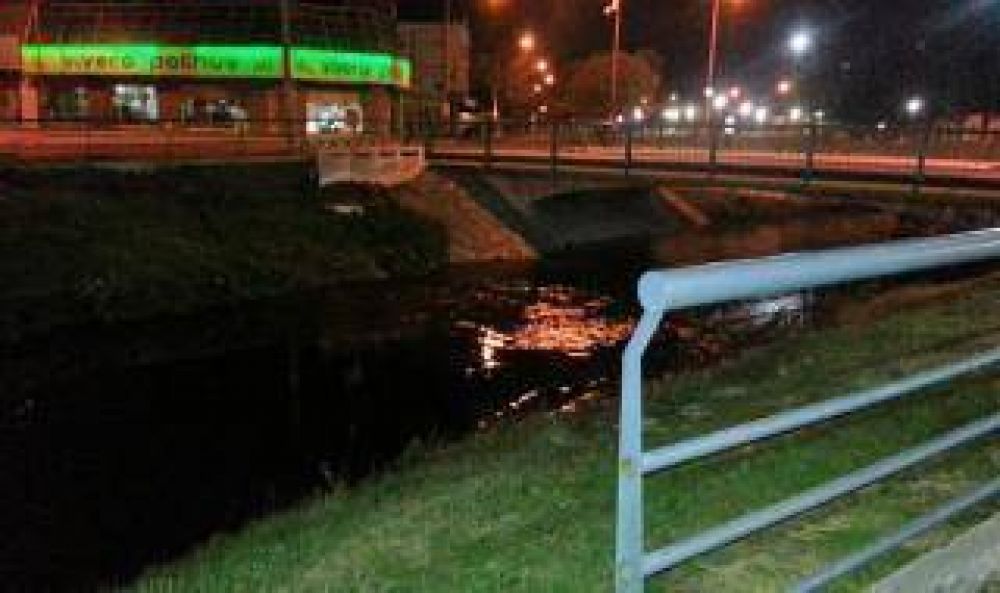 Bah�a Blanca: Se pele�, lo arrojaron a un arroyo y termin� con hipotermia
