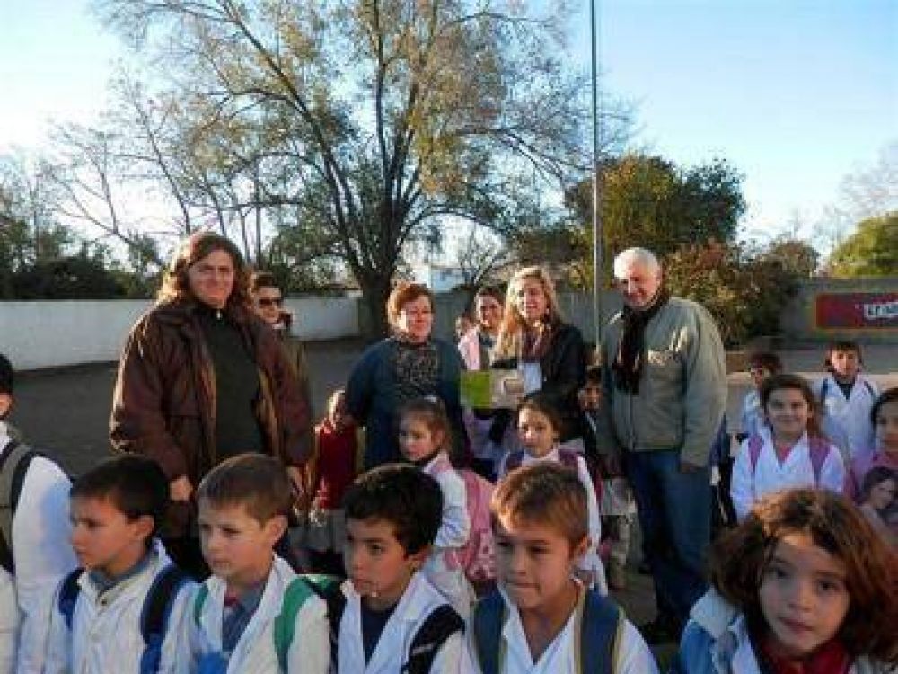 Pe�a Late Un Coraz�n. Entrega de filmadora Escuela N� 38‏
