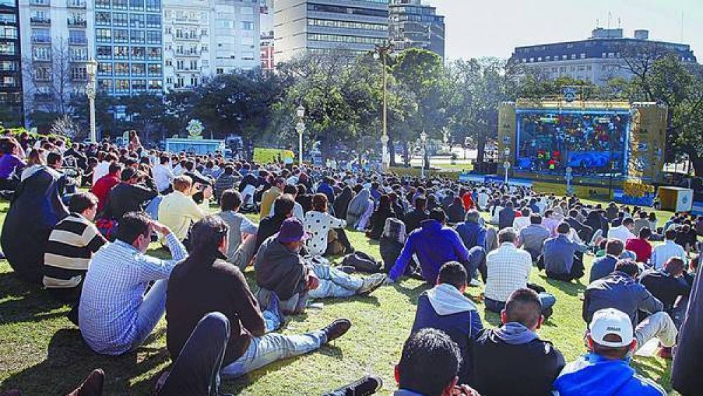 La moda de las pantallas para ver el Mundial se expande al GBA