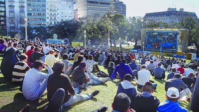 La moda de las pantallas para ver el Mundial se expande al GBA