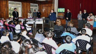 Entregaron equipamiento al hogar escuela