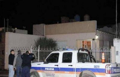Cuatro delincuentes armados encerraron a un matrimonio en un ba�o y se llevaron dinero