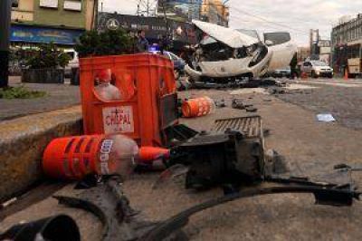 Auto cruz� en rojo y choc� camioneta: dos heridos