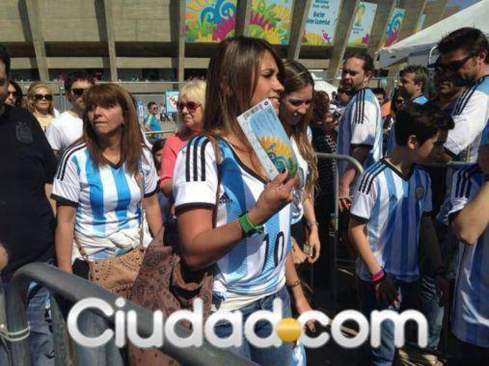 Foto y video! Antonella Roccuzzo, la mujer de Lionel Messi: una diosa en la tribuna