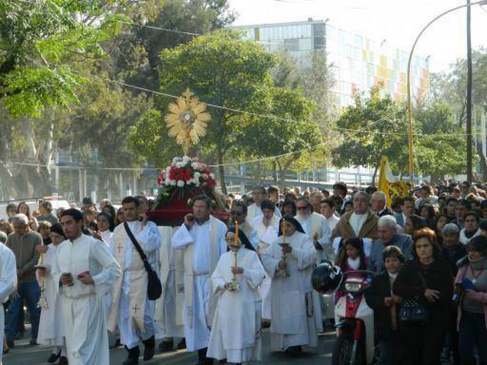 Multitudinaria celebraci�n de Corpus Christi en el A�o de los Ni�os y los Adolescentes