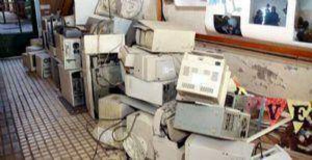 Reciben residuos tecnol�gicos y luego los env�an a reciclar