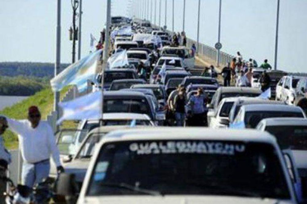 La Asamblea Ambiental realiz� una masiva caravana contra UPM