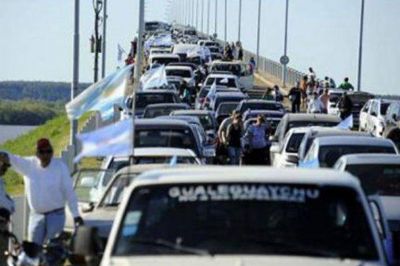 La Asamblea Ambiental realiz� una masiva caravana contra UPM